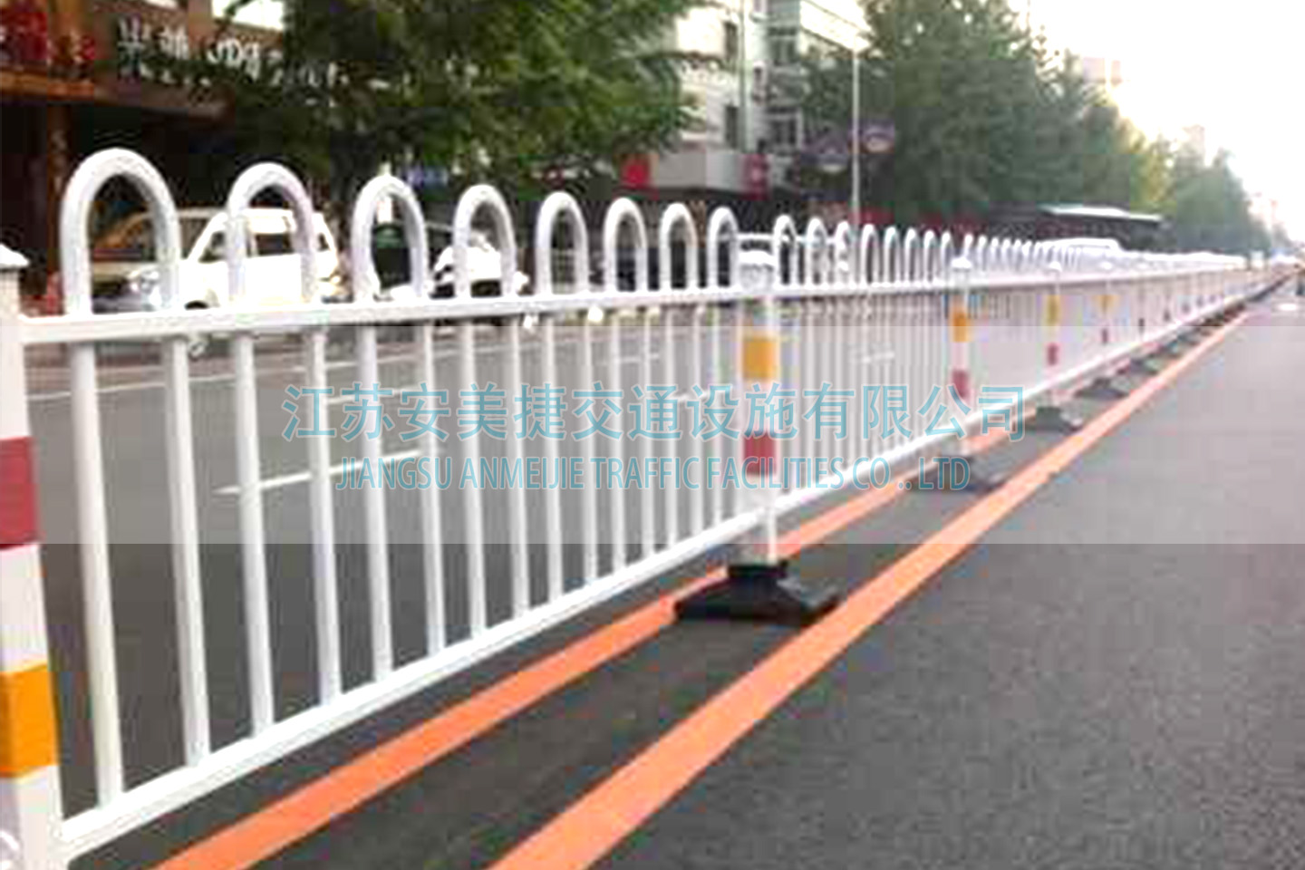 長治市安裝30000米道路隔離護欄工程