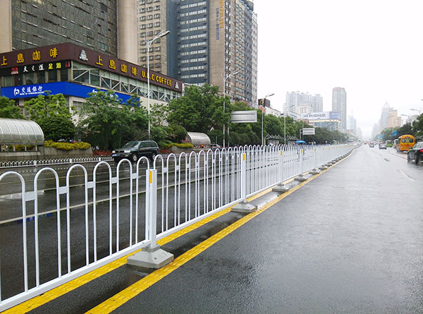 道路交通護欄在馬路上的布設原則