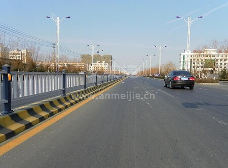安全第一，不能把道路交通護欄當跨欄