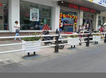 跨越城市道路護欄當場處罰，市民引以為戒