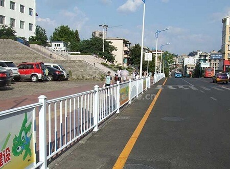 “死亡護欄”or 道路隔離護欄