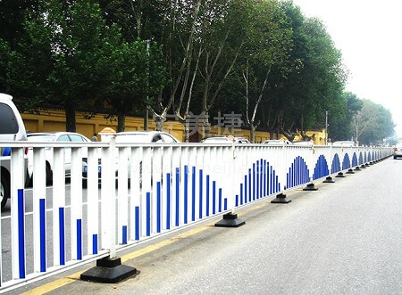 為什么要在道路隔離護欄表面鍍鋅
