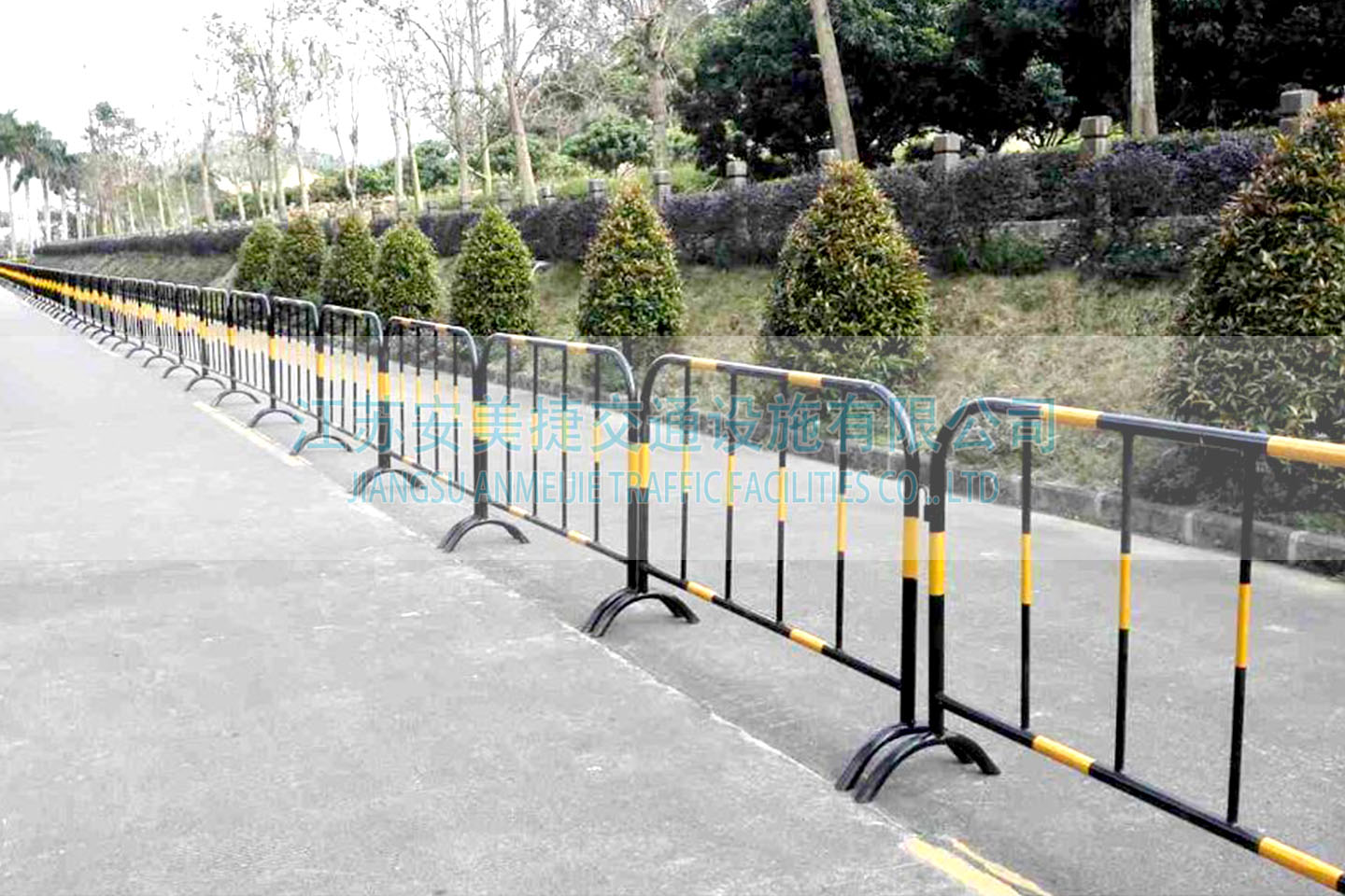 城市道路護欄：現代的“鐵馬”