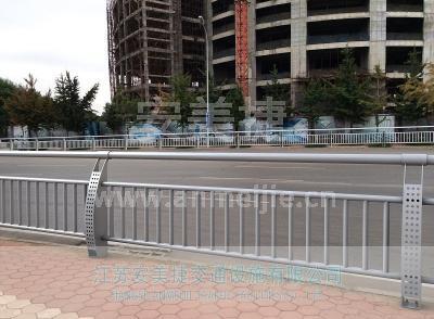 市政道路邊緣隔離護(hù)欄