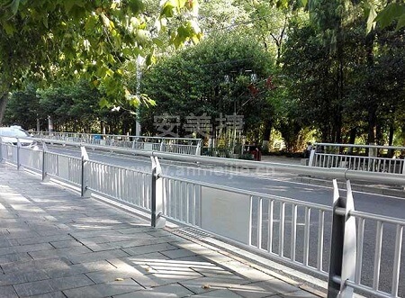 鋅鋼邊緣護(hù)欄